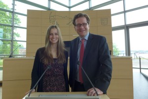 Foto: Linn Hansen und Martin Habersaat im Plenarsaal des Landeshauses