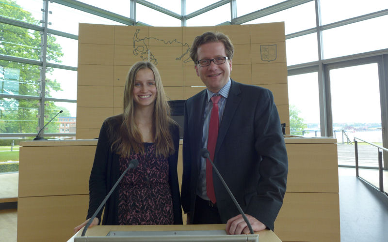 Foto: Linn Hansen und Martin Habersaat im Plenarsaal des Landeshauses