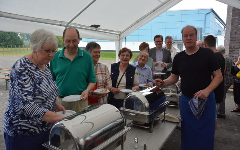 Martin Habersaat am Grillbuffet