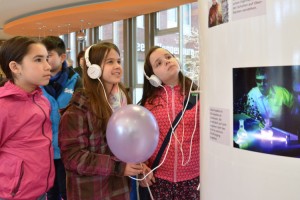 Neugierige Schülerinnen an der Multimedia-Säule des Forschungsschwerpunktes „Nanowissenschaften und Oberflächenforschung“ im Kieler Sophienhof. Foto: Jürgen Haacks, Copyright: Uni Kiel