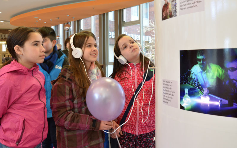 Neugierige Schülerinnen an der Multimedia-Säule des Forschungsschwerpunktes „Nanowissenschaften und Oberflächenforschung“ im Kieler Sophienhof. Foto: Jürgen Haacks, Copyright: Uni Kiel