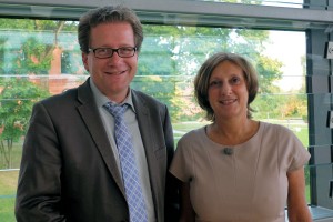 Foto: Martin Habersaat und Britta Ernst am Rande einer Landtagssitzung in Kiel