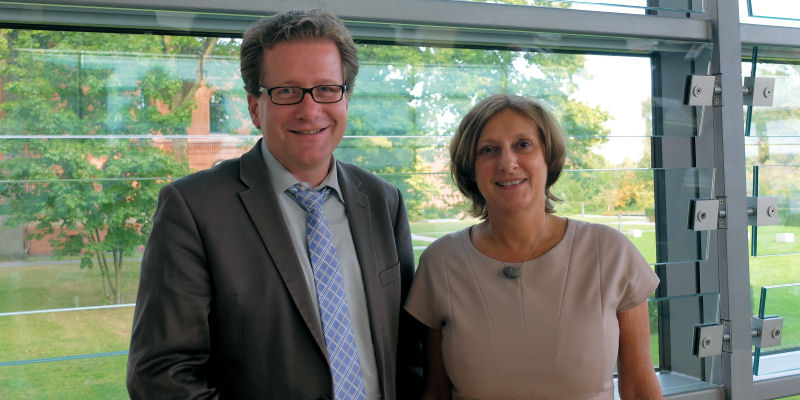 Foto: Martin Habersaat und Britta Ernst am Rande einer Landtagssitzung in Kiel