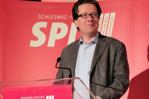 Martin Habersaat begrüßt im Festsaal