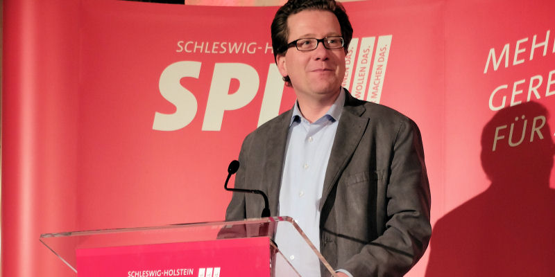 Martin Habersaat begrüßt im Festsaal