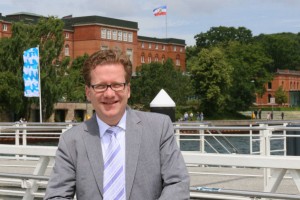 Martin Habersaat vor dem Kieler Landeshaus