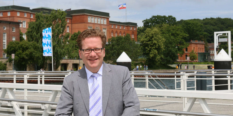 Martin Habersaat vor dem Kieler Landeshaus