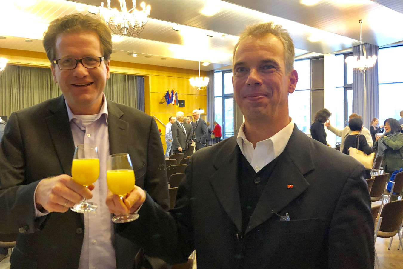 Foto: Martin Habersaat und Glindes SPD-Vorsitzender Okke Wismann stoßen auf das neue Jahr an.