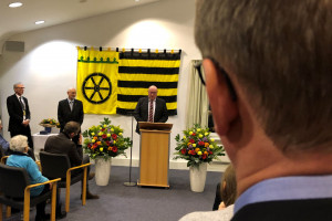 Björn Warmer beobachtet die Ehrung seines Vaters
