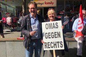 Foto: Abgeordneter und Omas gegen Rechts