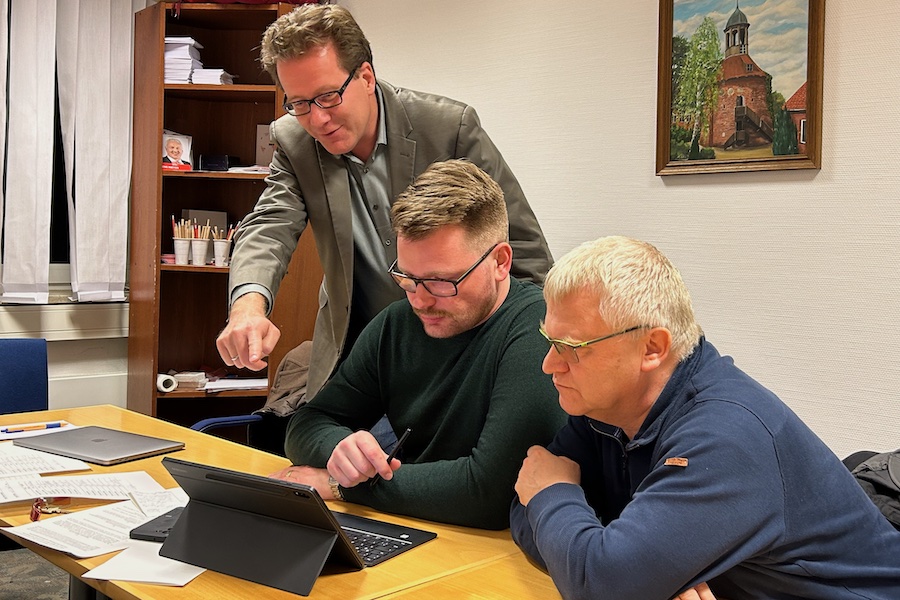 Martin Habersaat berichtet Immo Braune und Martin Schwarnweber vom Stand der Dinge